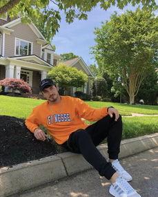 杭州男模特吃瓜视频播放,网络热议不断