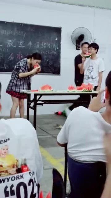 杭州音乐老师 吃瓜视频,吃瓜视频引发网友热议