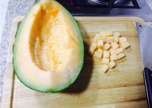 脆甜美哈密瓜怎么吃视频,脆甜美哈密瓜的多样食法揭秘