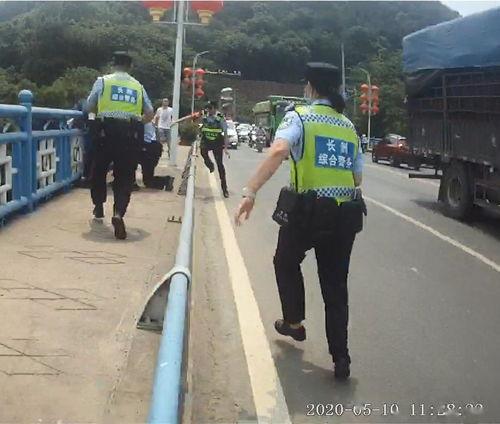路边吃瓜跳桥视频大全,惊险瞬间！路边吃瓜跳桥视频大盘点